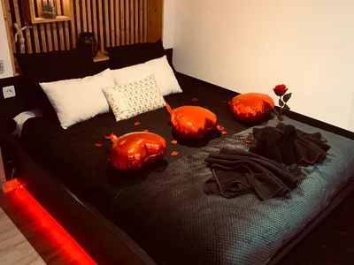 Chambre romantique avec pétales et ballons
