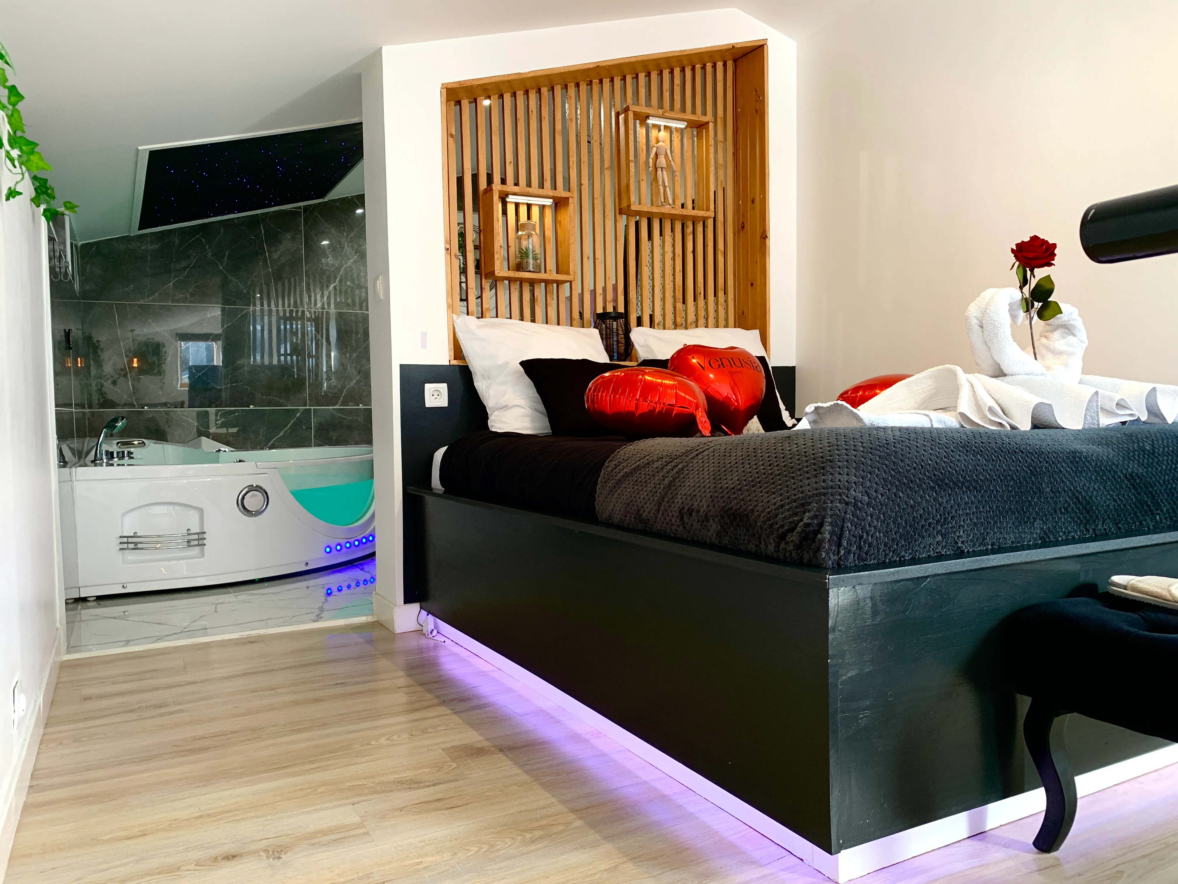 Suite Venusia Room — chambre avec spa privatif et ambiance LED