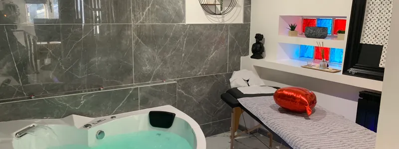Spa balnéo privatif avec jets et éclairage